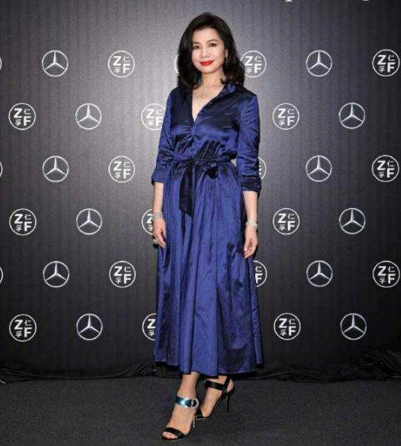 60岁钟楚红近照潇洒,59岁钟楚红气质依旧