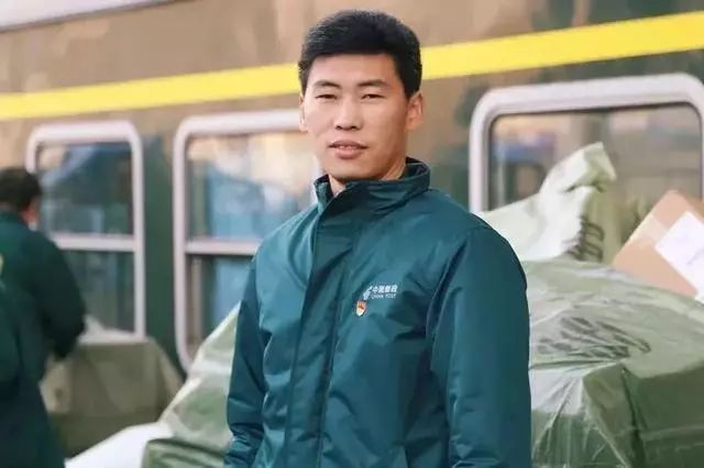 这个把自己”寄“到了人民大会堂的快递小哥,为啥”火“了?
