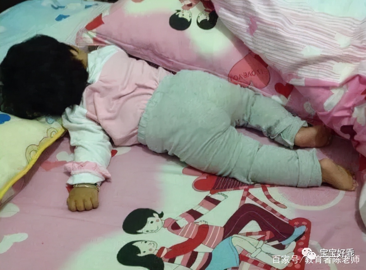 8个月宝宝睡觉趴睡要不要翻过来,宝宝趴睡怎么翻过来