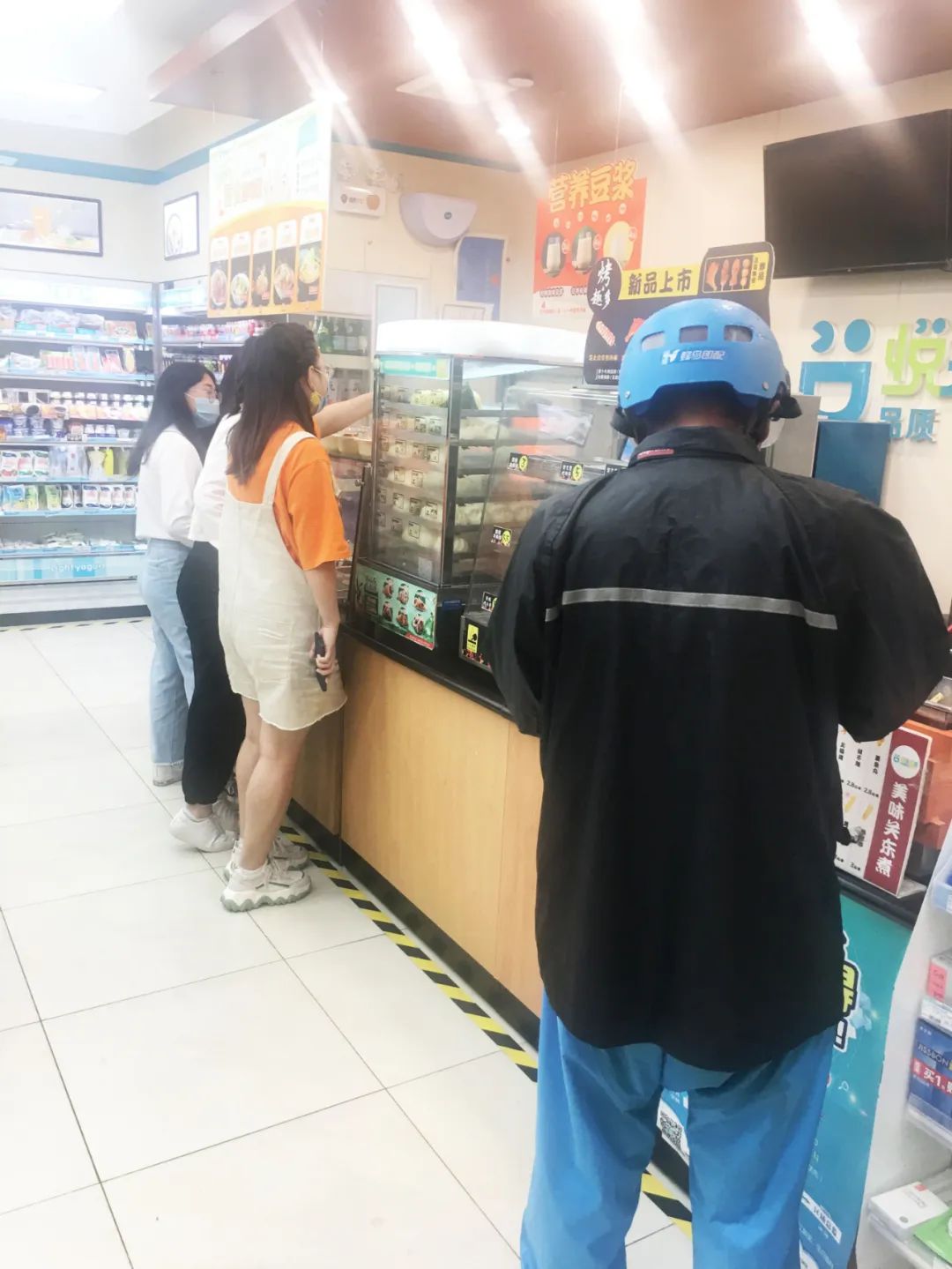 特写|郑州便利店上演“贴身战”，鲜食成各家的“头号*器武**”