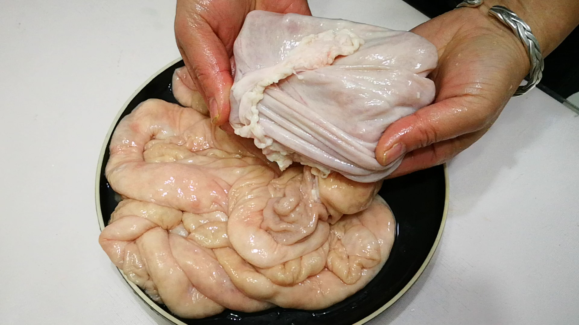 洗肥肠方法视频教程,半成品肥肠怎么去腥臭味