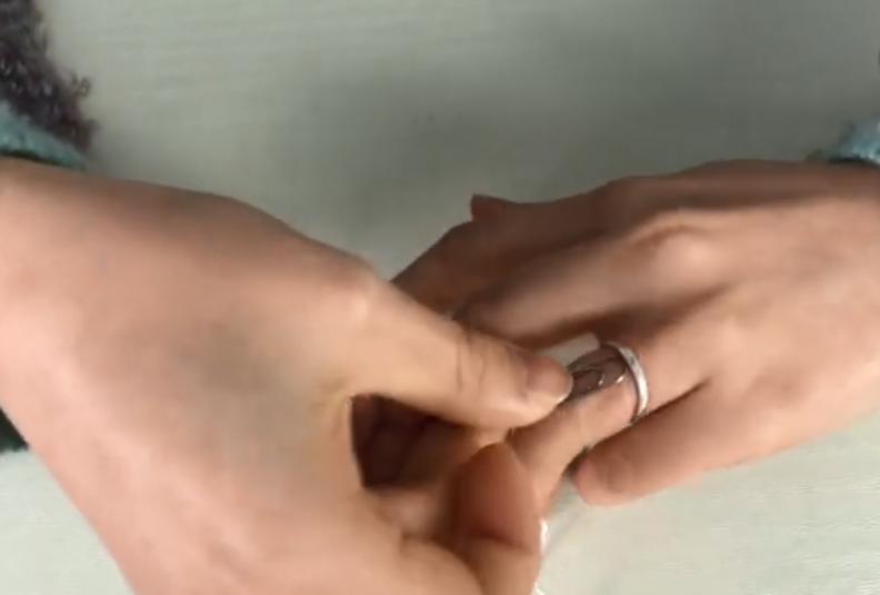 戒指取不下来别着急一招轻松解决,戒指戴手上肿胀取不下来怎么办