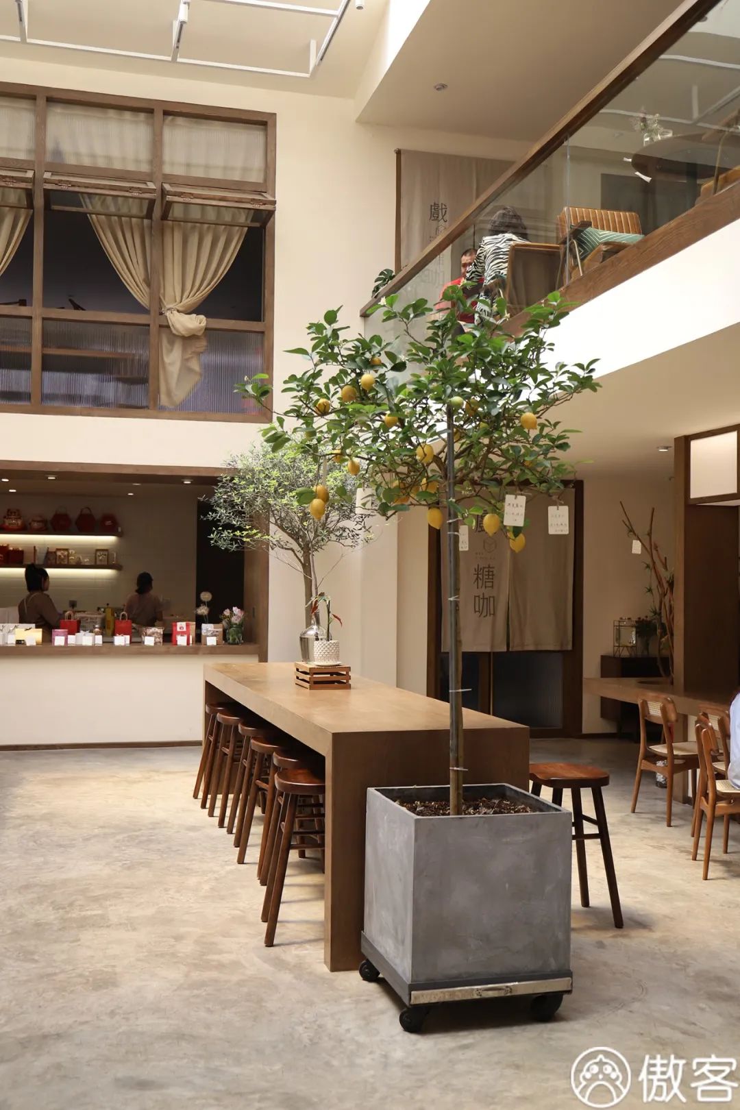 吃完了火遍全网的500㎡甜品店，我们一句话也“骂”不出来