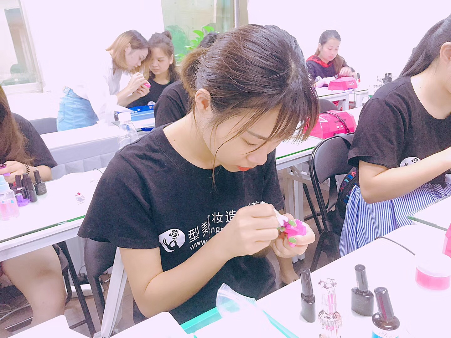 美甲学徒最基础要学什么,学美甲有前途吗学美甲的前景如何