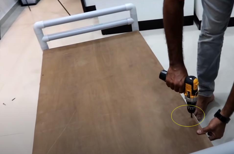 老外用PVC管做张单人床，承重200斤比成品床结实，真会省钱