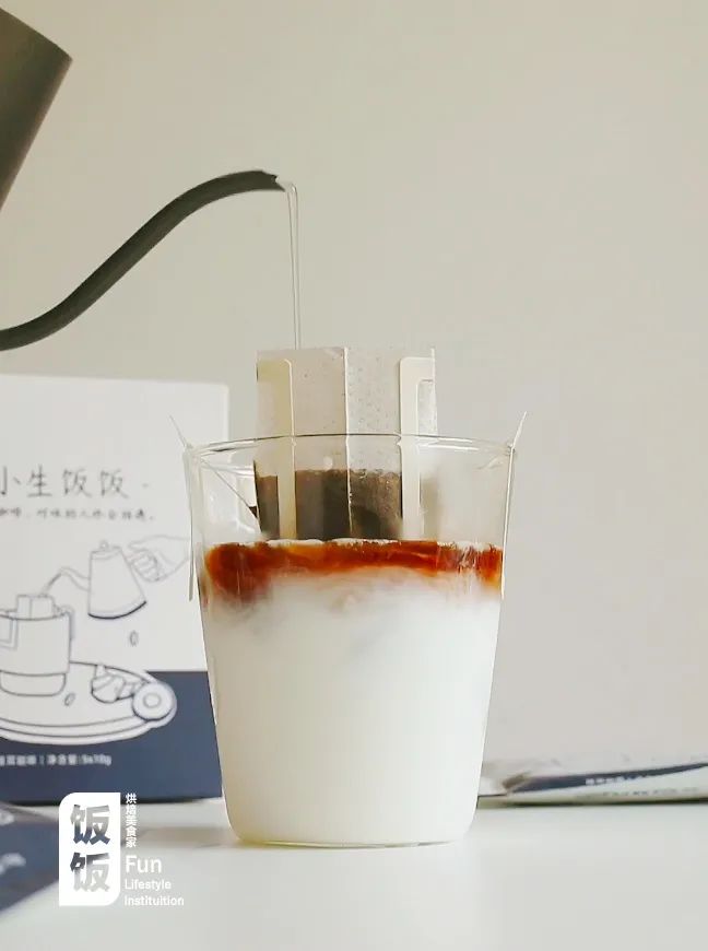 「生椰拿铁」火爆全网的夏日生椰拿铁，在家就能轻松复刻