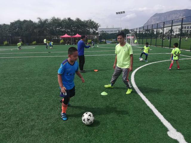 50个零基础孩子足球训练,昆明足球训练营小孩