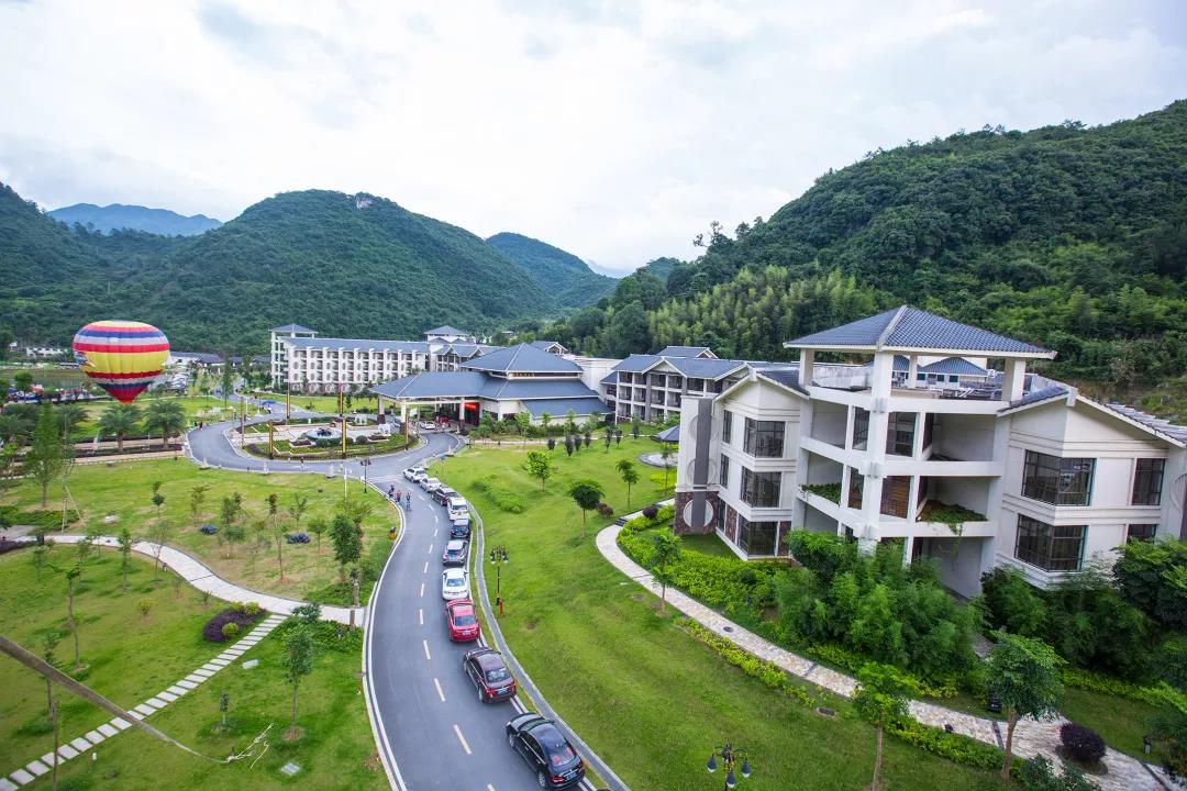 韶关的世外桃源，泡巴厘岛温泉，观小黄果树瀑布，享山景无边泳池