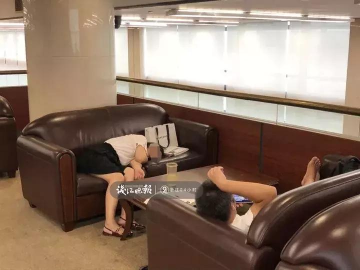 尴尬了！暑期“一座难求”的杭州图书馆，却出现这样一幕！真的合适吗？