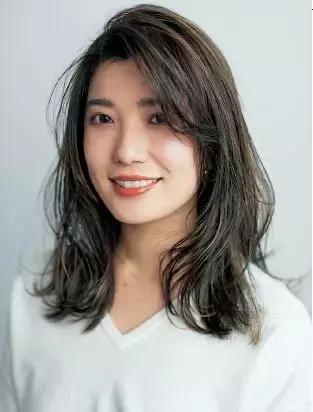 剪了个新刘海后，美颜滤镜我都删了