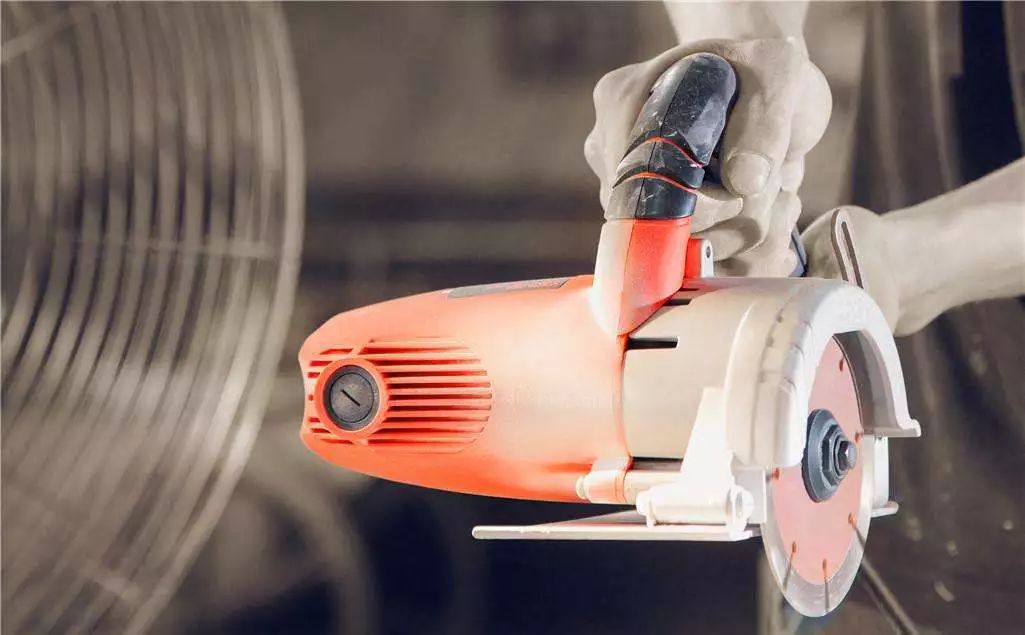 瓦工师傅贴地砖都空鼓吗,瓷砖空鼓脱落之瓦工原始修复技巧