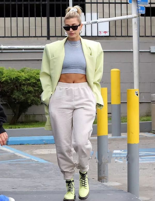 最近火了一种穿法,今年最时髦的穿法搞笑