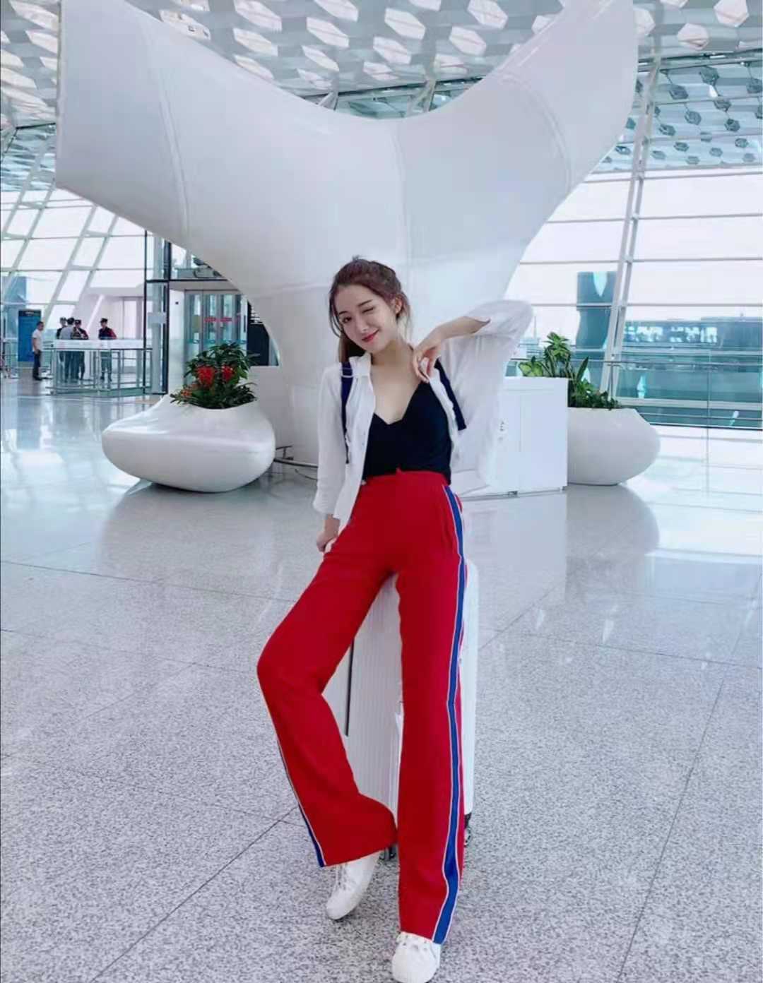 红色连体裤阔腿裤怎么搭配上衣,红色阔腿裤配什么颜色上衣好看