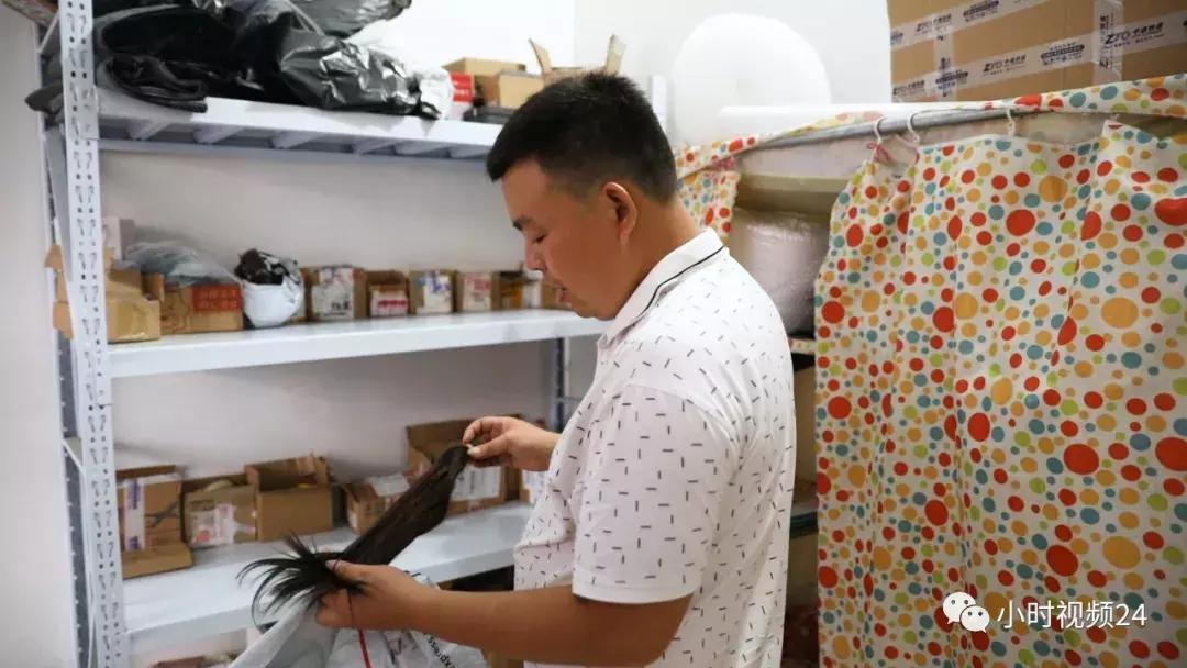 妈妈化疗女儿剪头发做假发,张大哥假发