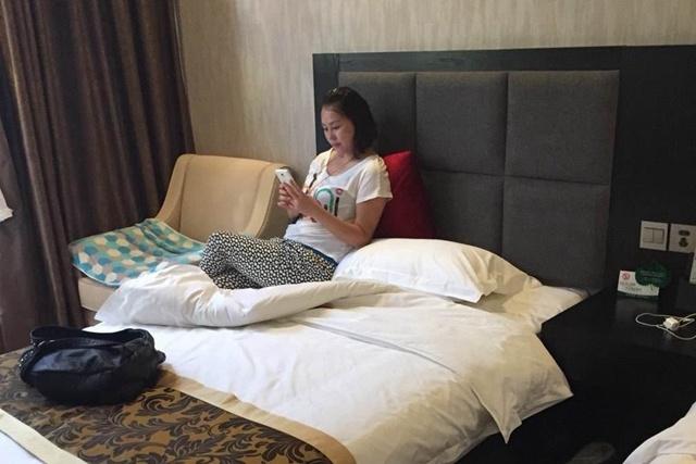 酒店关灯开摄像头,酒店关掉灯后打开手机摄像头