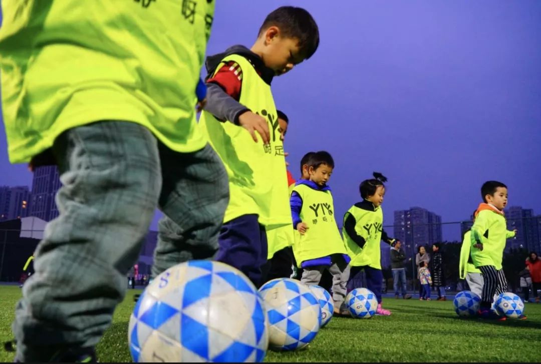 沉浸式足球训练英格兰,足球教练沉浸式教小学生