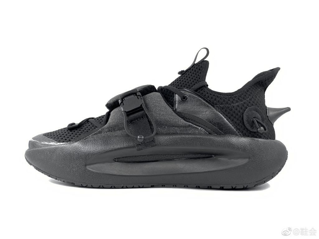 时装周新品拖鞋太帅了!外形惊喜,中底全掌䨻,这是李宁永远的神