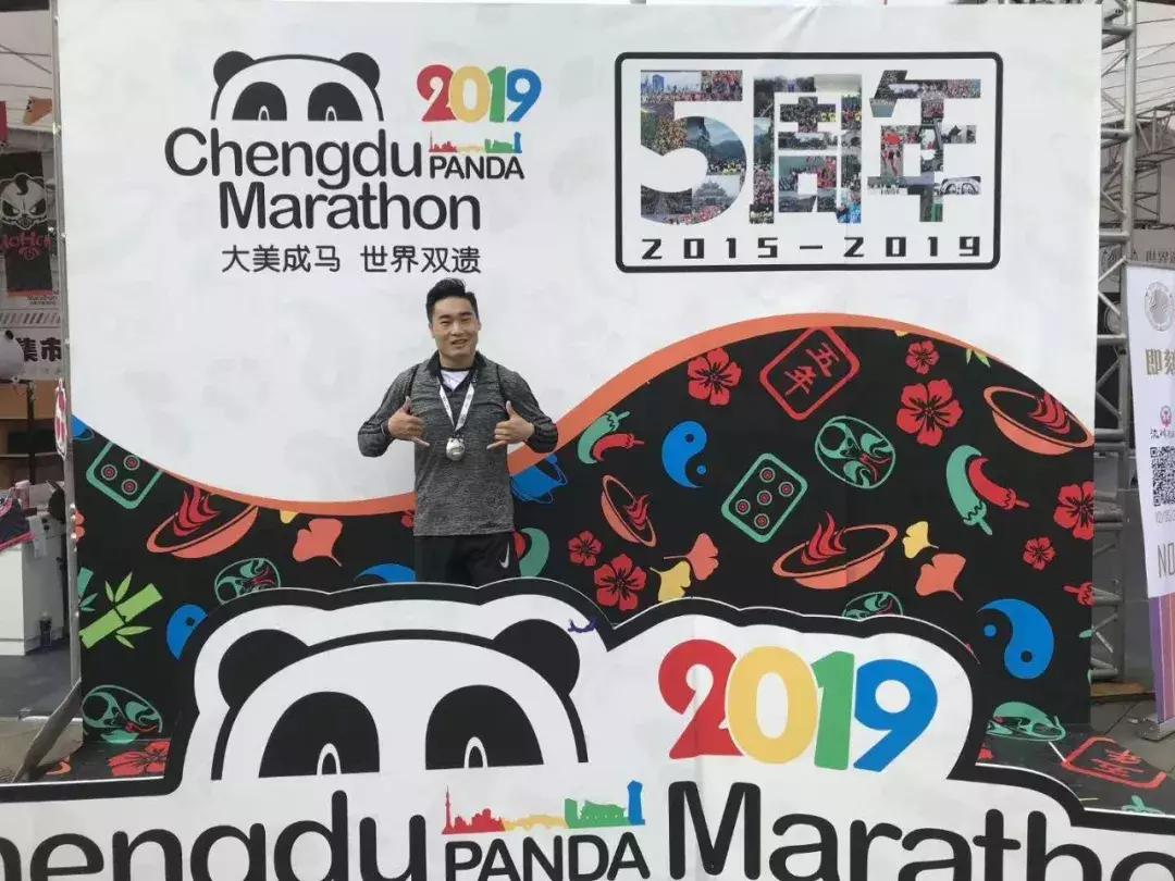 中国少侠蒲东东竟是马拉松专业户，四个月轻松跑完三场马拉松！