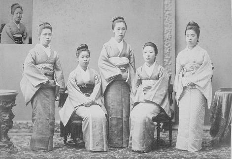 图像史：从和服到洋装，看19世纪末日本女学生制服文化|张小玉