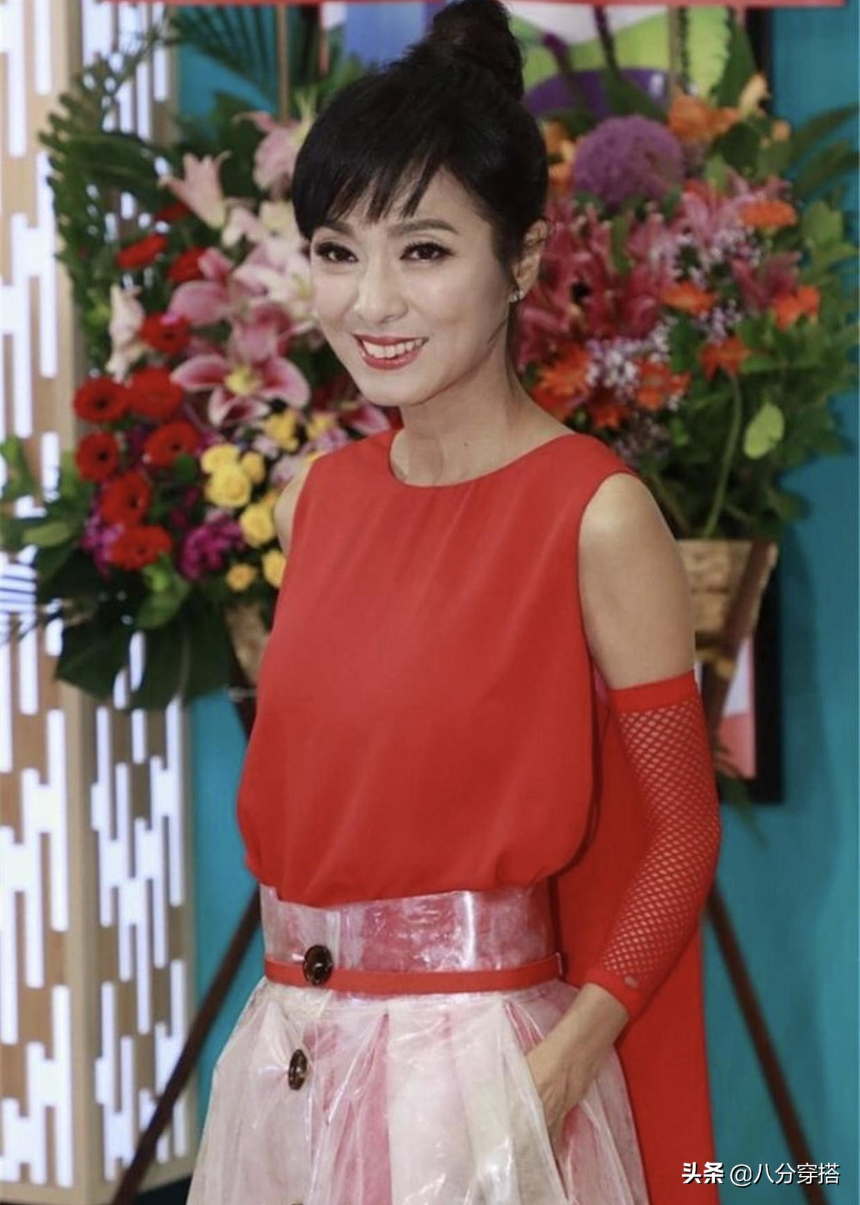 63岁米雪穿刺绣连衣裙减龄不够,米雪越来越漂亮