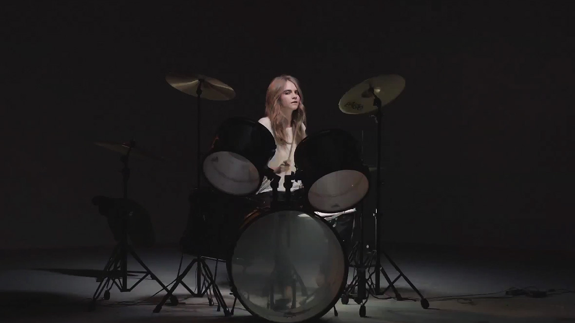 甜！英国贵族超模爱上美国女演员，机场热吻，狂撒狗粮