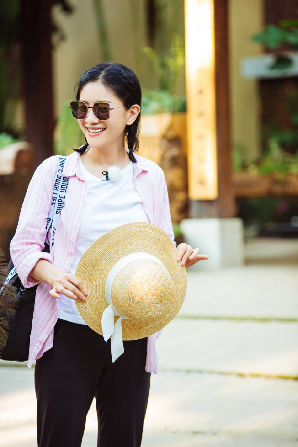 胡可穿衣搭配图,44岁胡可穿娃娃连衣裙配小白鞋