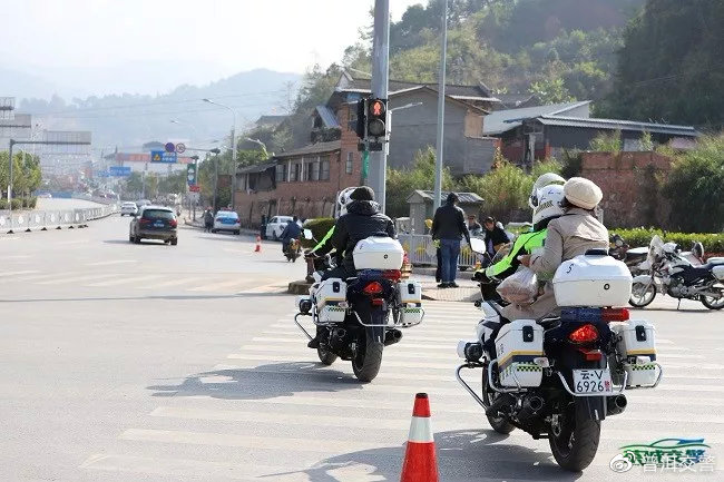 战疫保卫者撑起坚强屏障,战地志愿者共筑红色守护墙