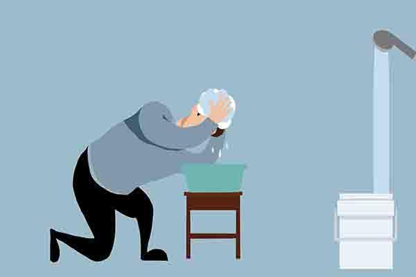 抓头发指甲里面有白泥,头发用指甲抠一下有很多白泥