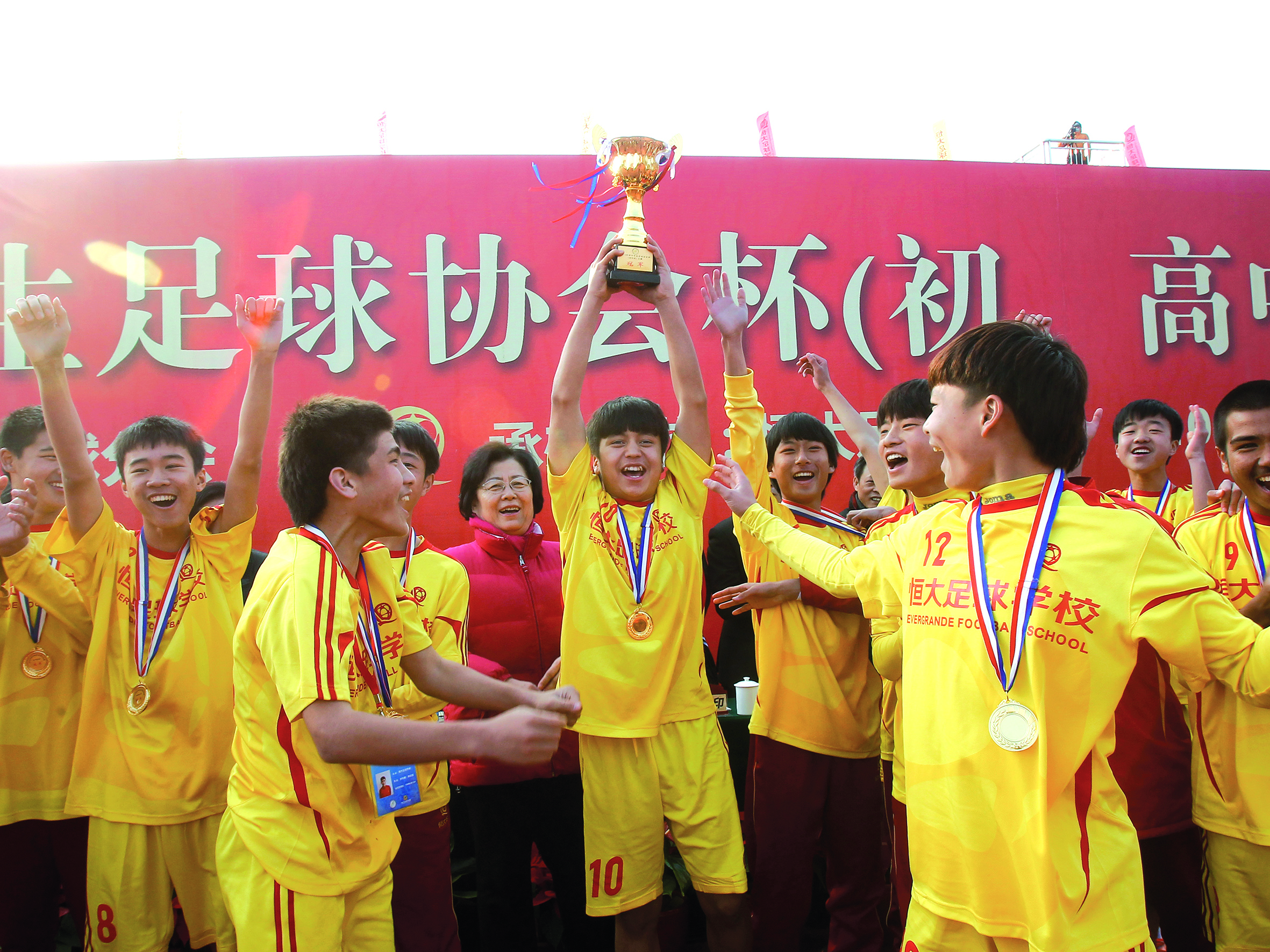 国足不争气怪恒大夺冠太多？青训落后才是国足战绩不佳的根源