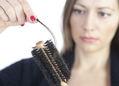 你知道洗头护发正确的方法吗,晚上洗头用护发精油还是早上用