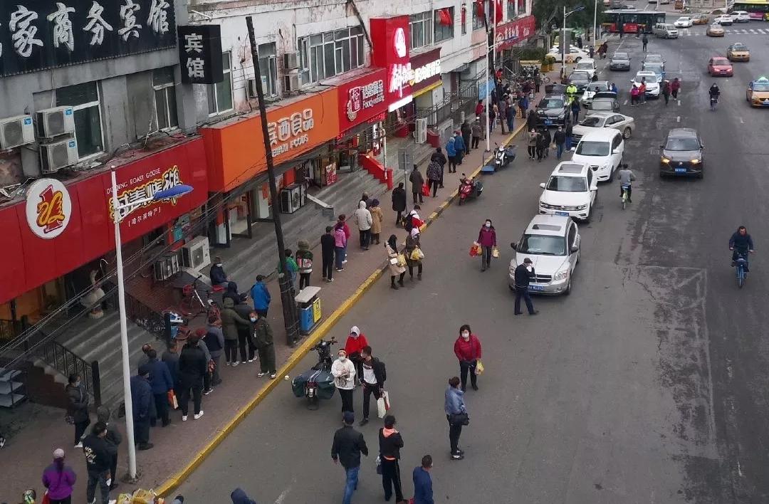 为了这根红肠，一群人在零下一二十度的气温中排队几个小时。