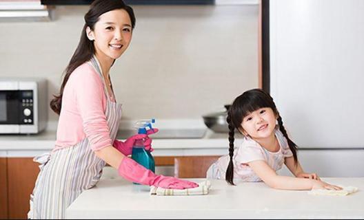 父母寒假赖床玩手机，7岁儿子做早饭，网友：这届父母真难带