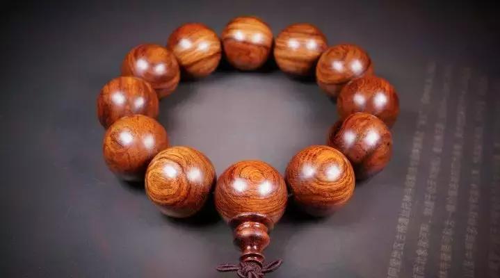 男士戴什么水晶手串最好,男人成年了一般戴什么串