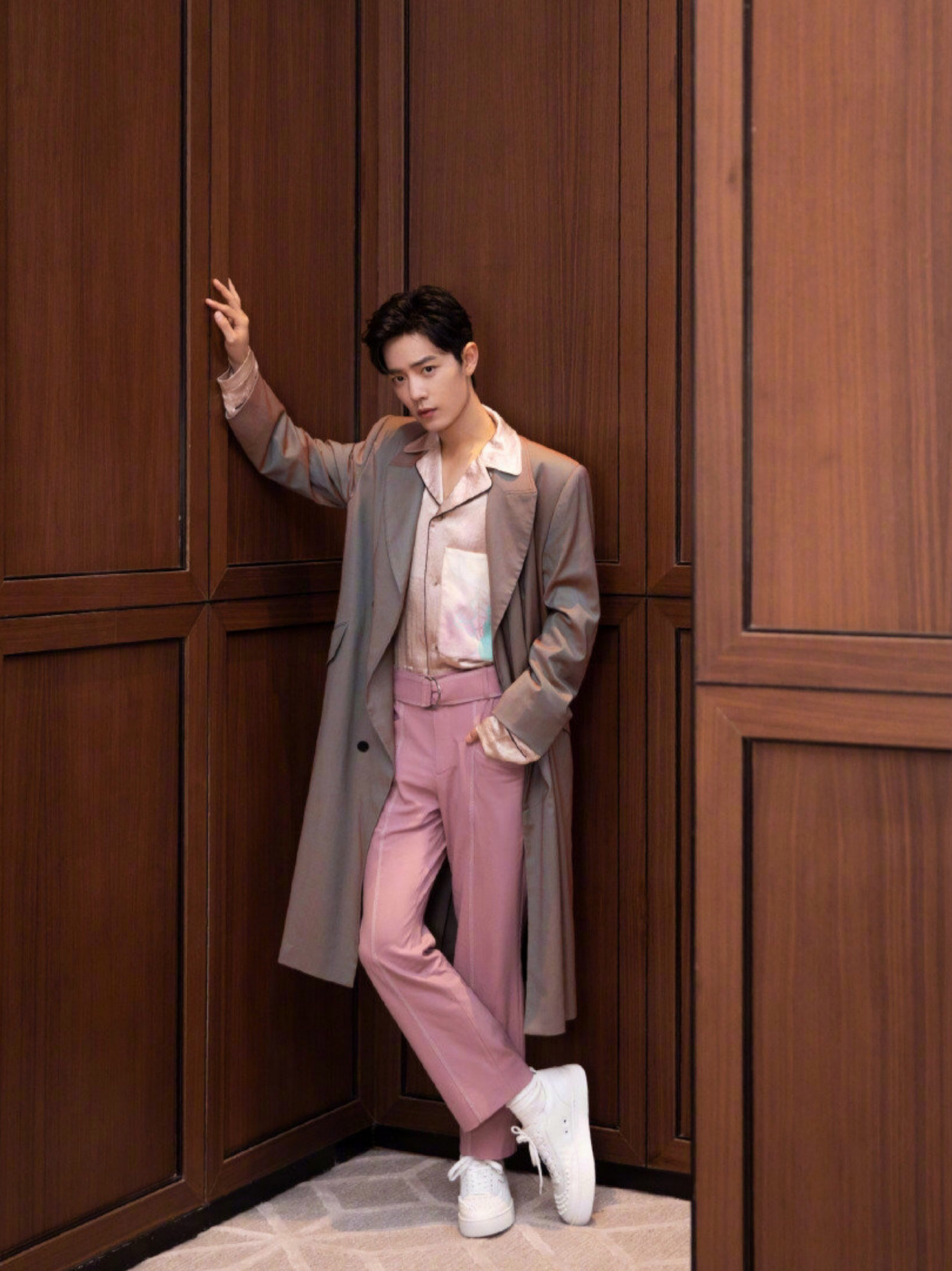 肖战穿搭夏款风衣,肖战穿红色风衣帅气十足