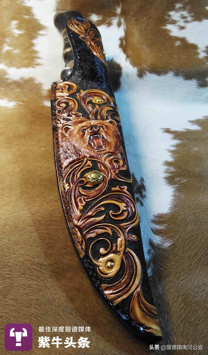 飒!*疆新**“花木兰”穿自制皮甲惊艳网友:用皮雕展现*疆新**有多美