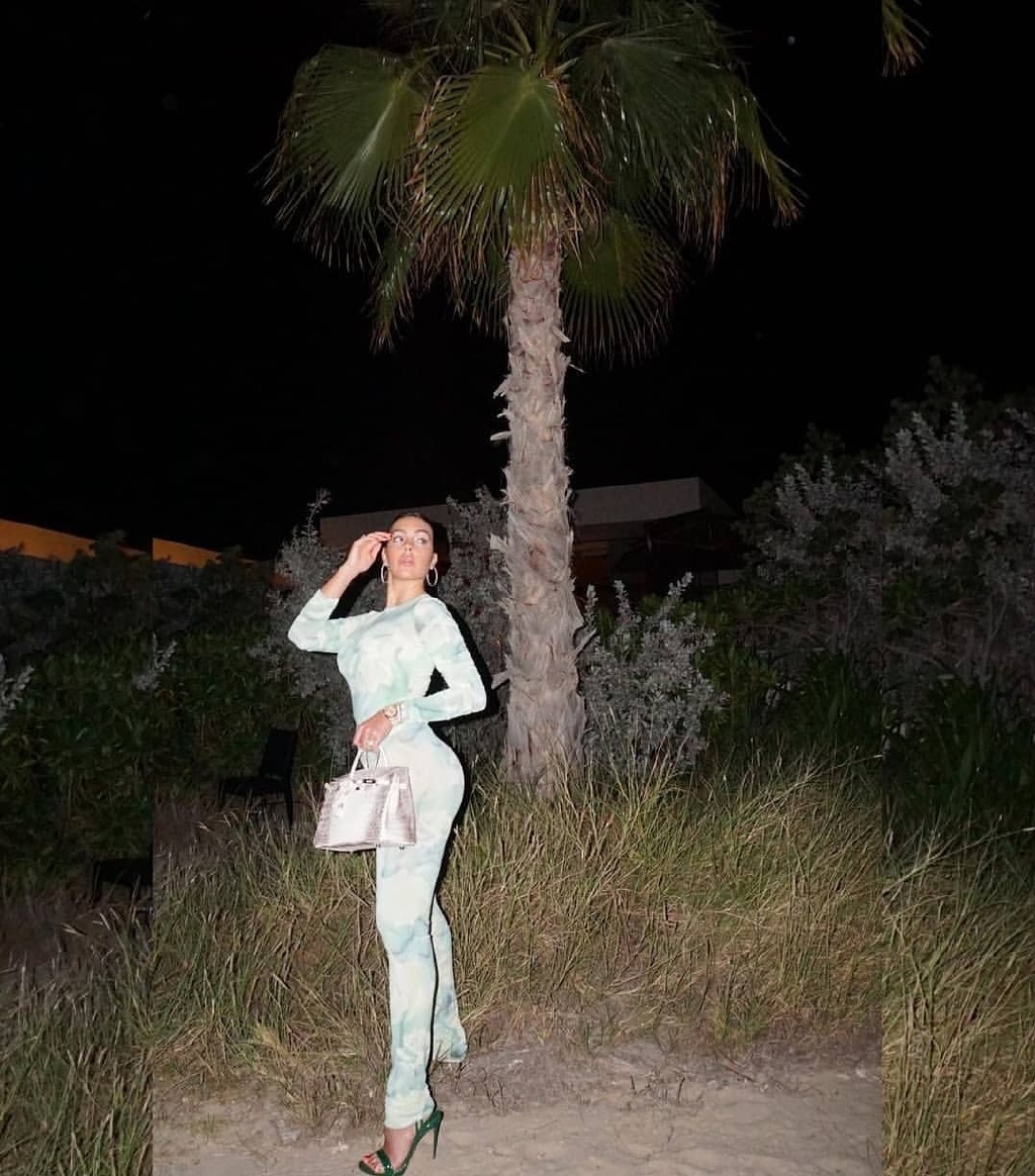 c罗未婚妻穿什么,c罗未婚妻乔治娜纪录片