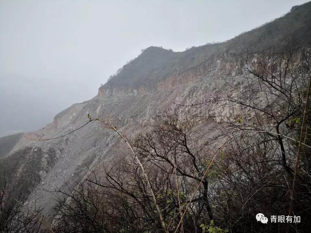 我站在方城大山的伤口