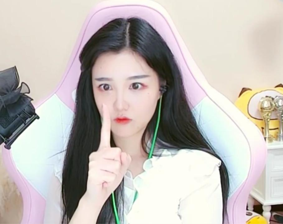 和平精英:四个女人一台戏,柔柔组建女子吃鸡车队,深夜苦练技术