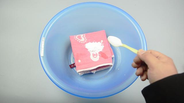 毛巾脏了拿盐和牙膏和什么洗干净,毛巾脏了别用开水煮教你一招