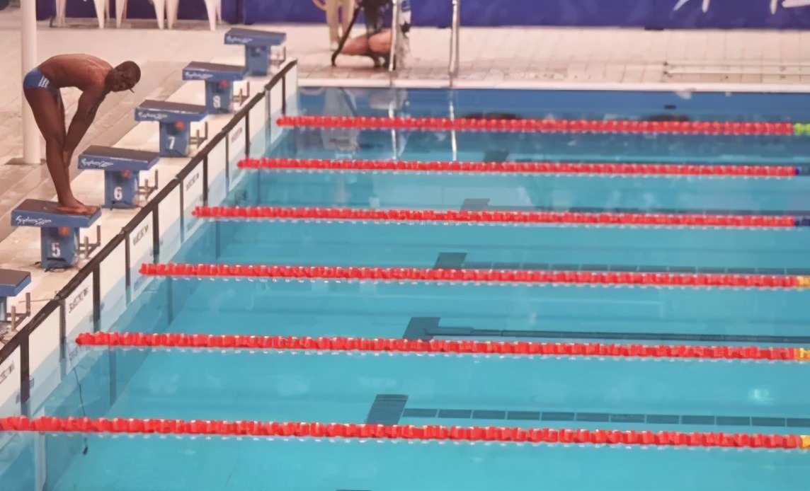 一名34岁男子跳水救人牺牲,游泳馆众人抢救溺水青年