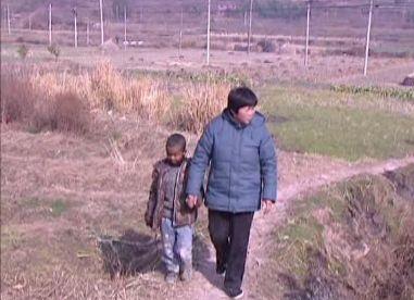 11年前,浙江农村奶奶收养了黑人小男孩巴比,如今怎么样了?