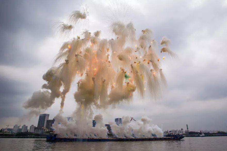 最会玩火的男人!他炸遍全世界却换来全网膜拜:美到窒息的神作