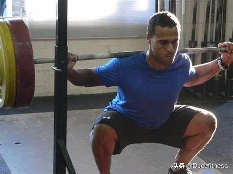 深蹲导致腰痛要停止训练吗,练习深蹲对腰酸背痛有疗效吗