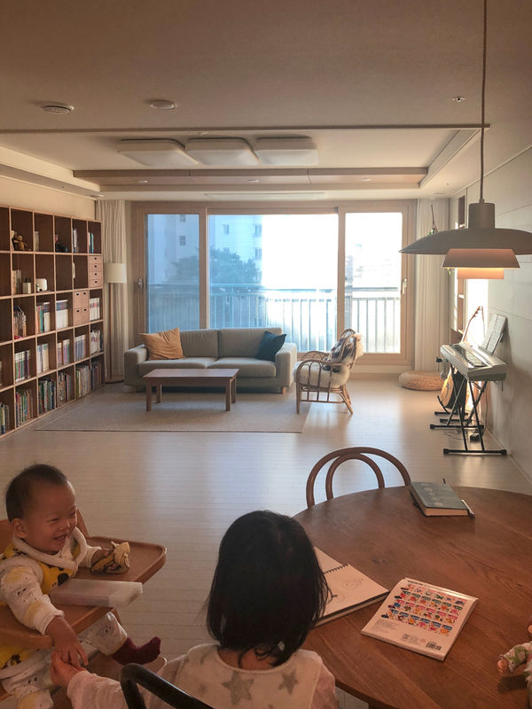 适合一家四口的书房式客厅 (五口之家客厅书房一体设计)