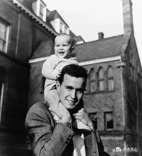 怎样评价老布什和芭芭拉的爱情,老布什和妻子芭芭拉