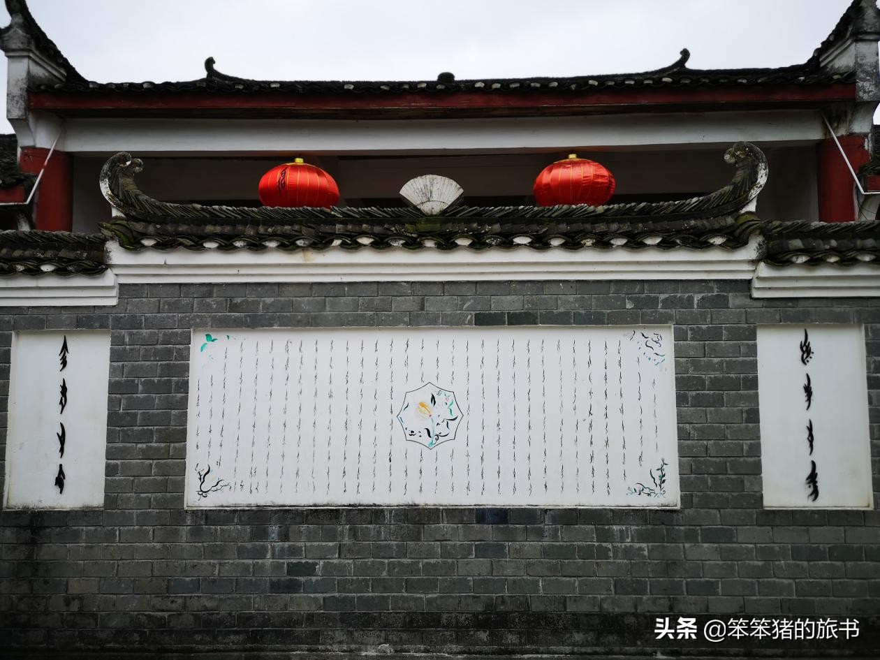 探秘濒临消失的音节文字——女书