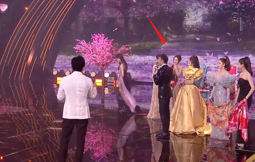 杨幂与杨紫的采访节目,微博之夜杨幂和杨紫在聊什么