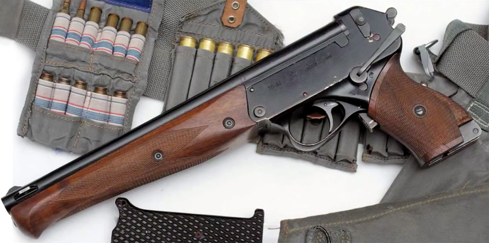 航天员有没有带上枪,神十二飞行员的箱子里有什么