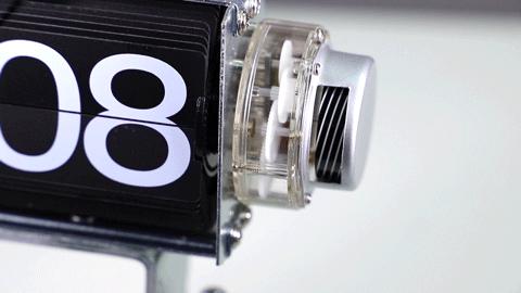 逆天了！没有指针屏幕，这块时钟居然靠翻页来计时