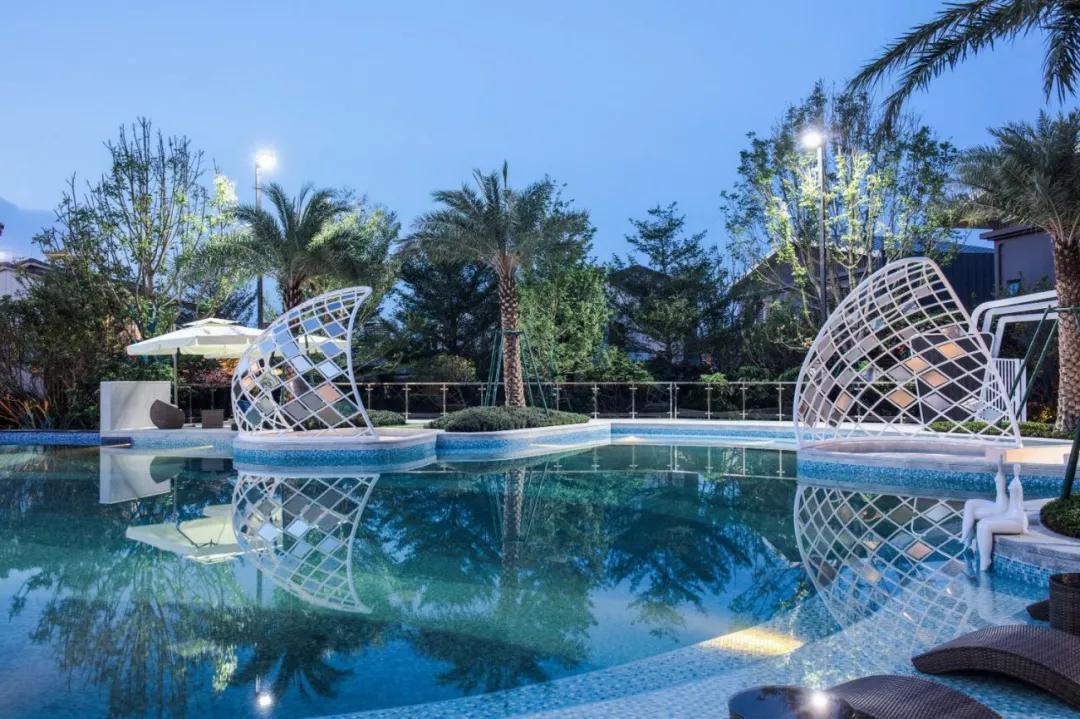 夏日清凉好去处泳池,夏日玩水胜地无边际泳池